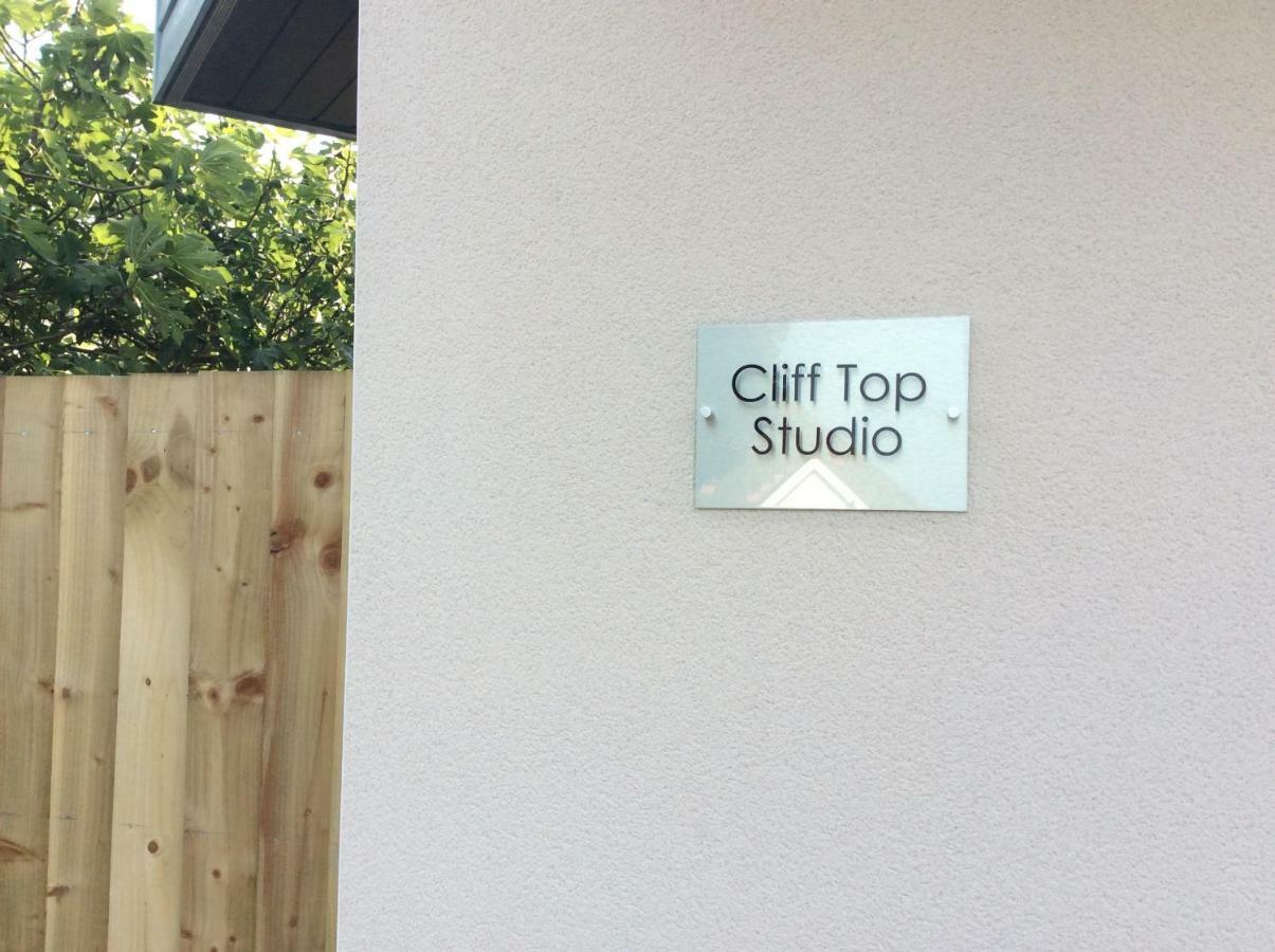 Cliff Top Studio Appartement Barton on Sea Buitenkant foto